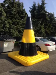 Aufblasbarer Straßenpylon als Produktnachbildung